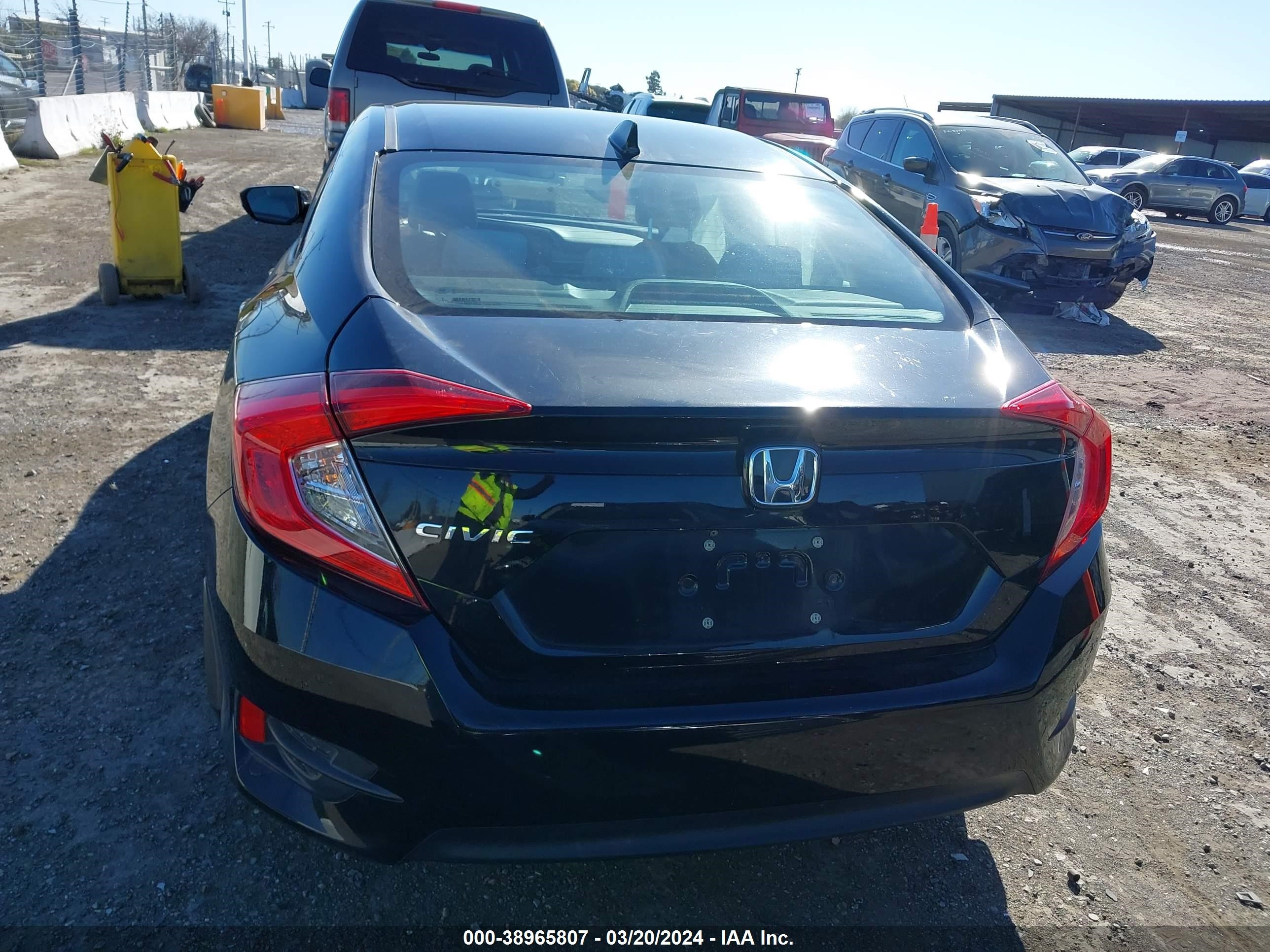 Photo 15 VIN: 2HGFC2F72JH555774 - HONDA CIVIC 