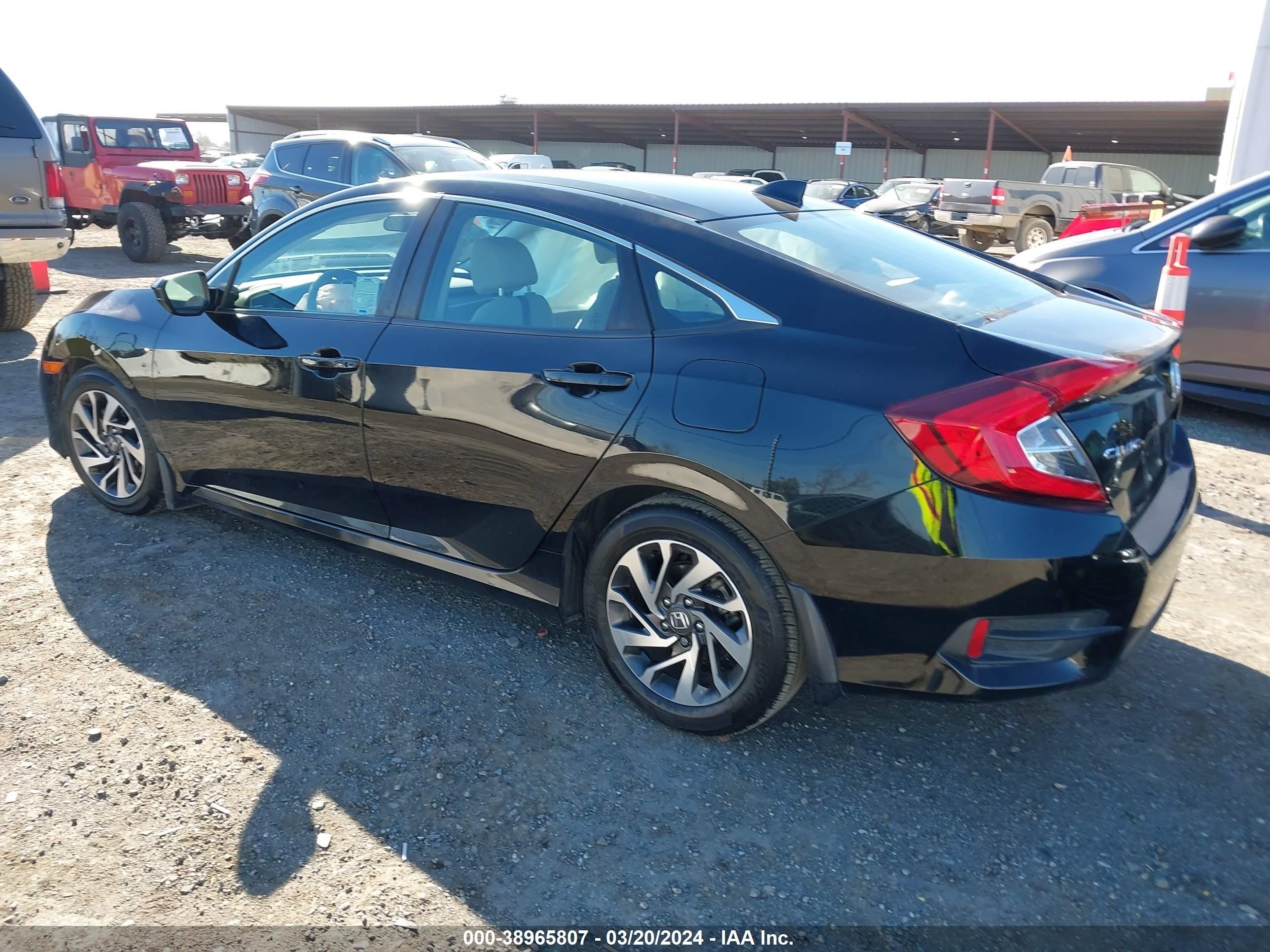 Photo 2 VIN: 2HGFC2F72JH555774 - HONDA CIVIC 