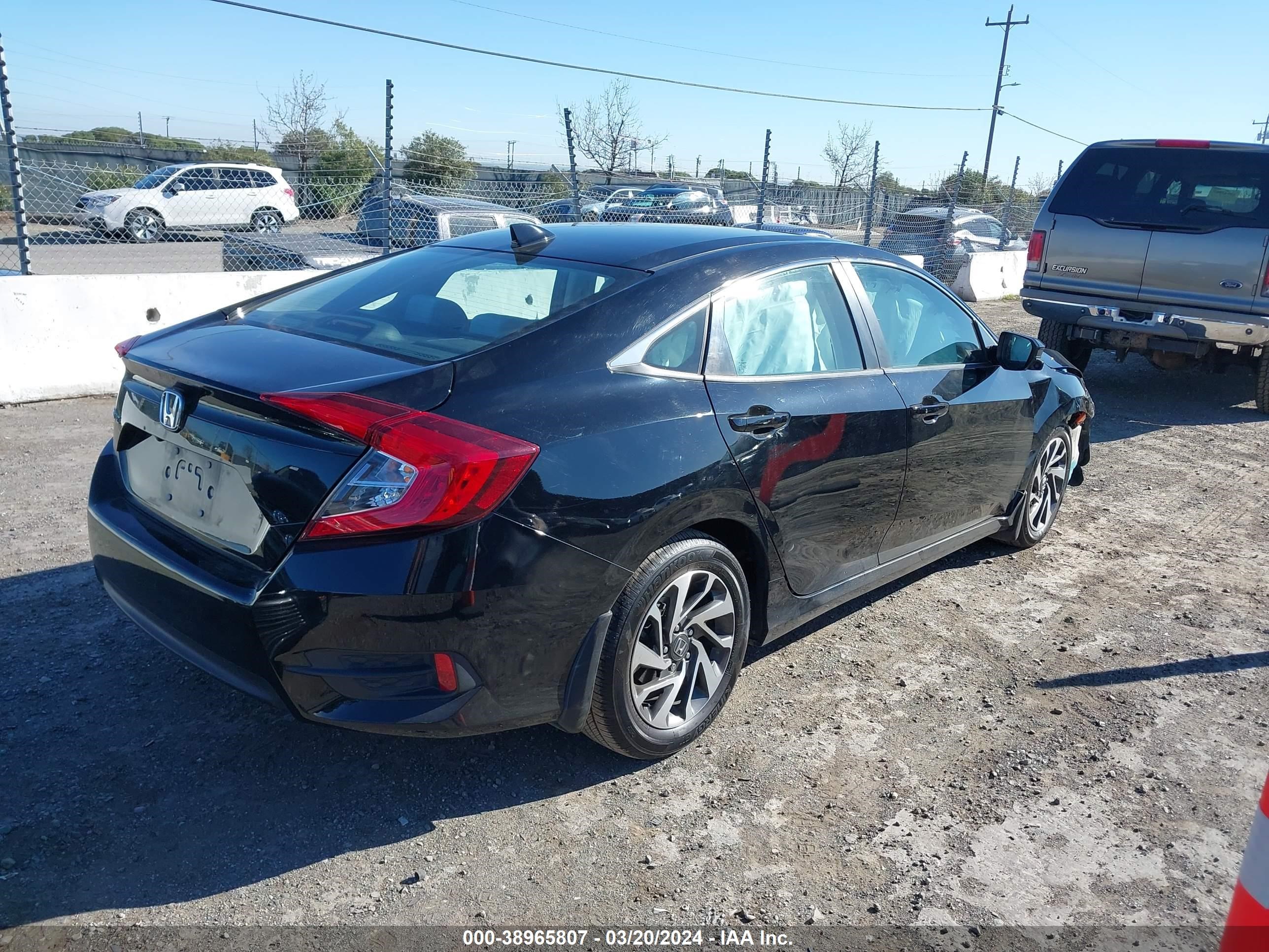 Photo 3 VIN: 2HGFC2F72JH555774 - HONDA CIVIC 