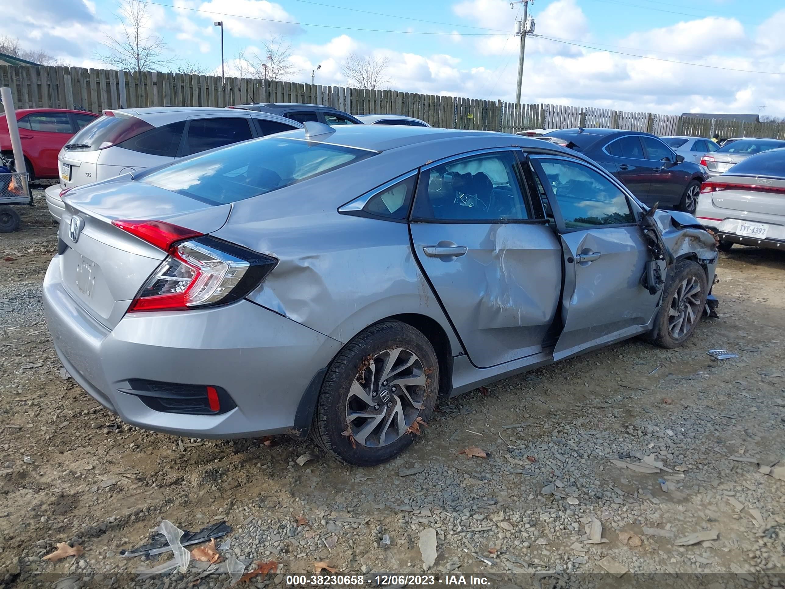 Photo 3 VIN: 2HGFC2F74JH581258 - HONDA CIVIC 