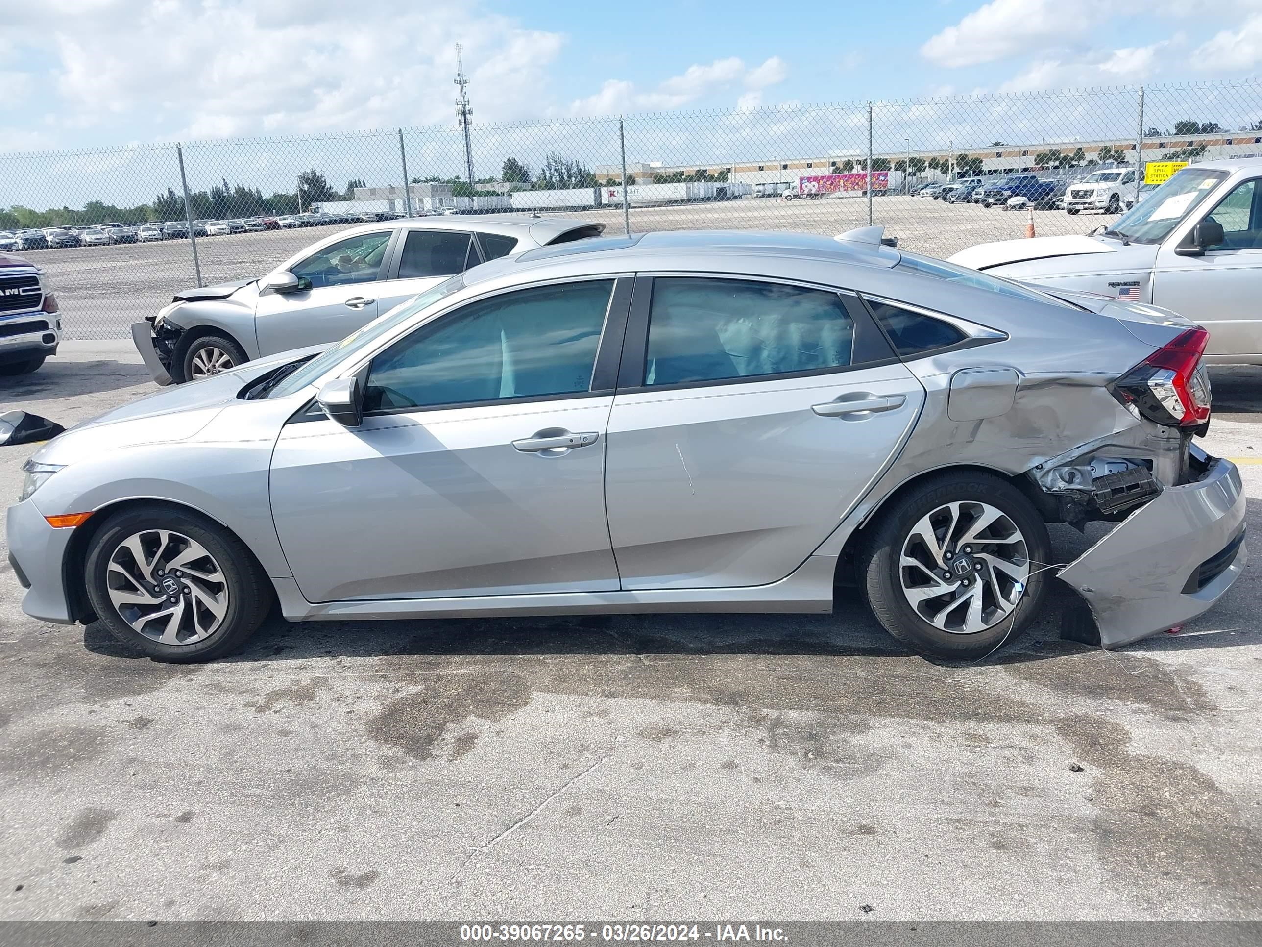 Photo 13 VIN: 2HGFC2F77JH589628 - HONDA CIVIC 