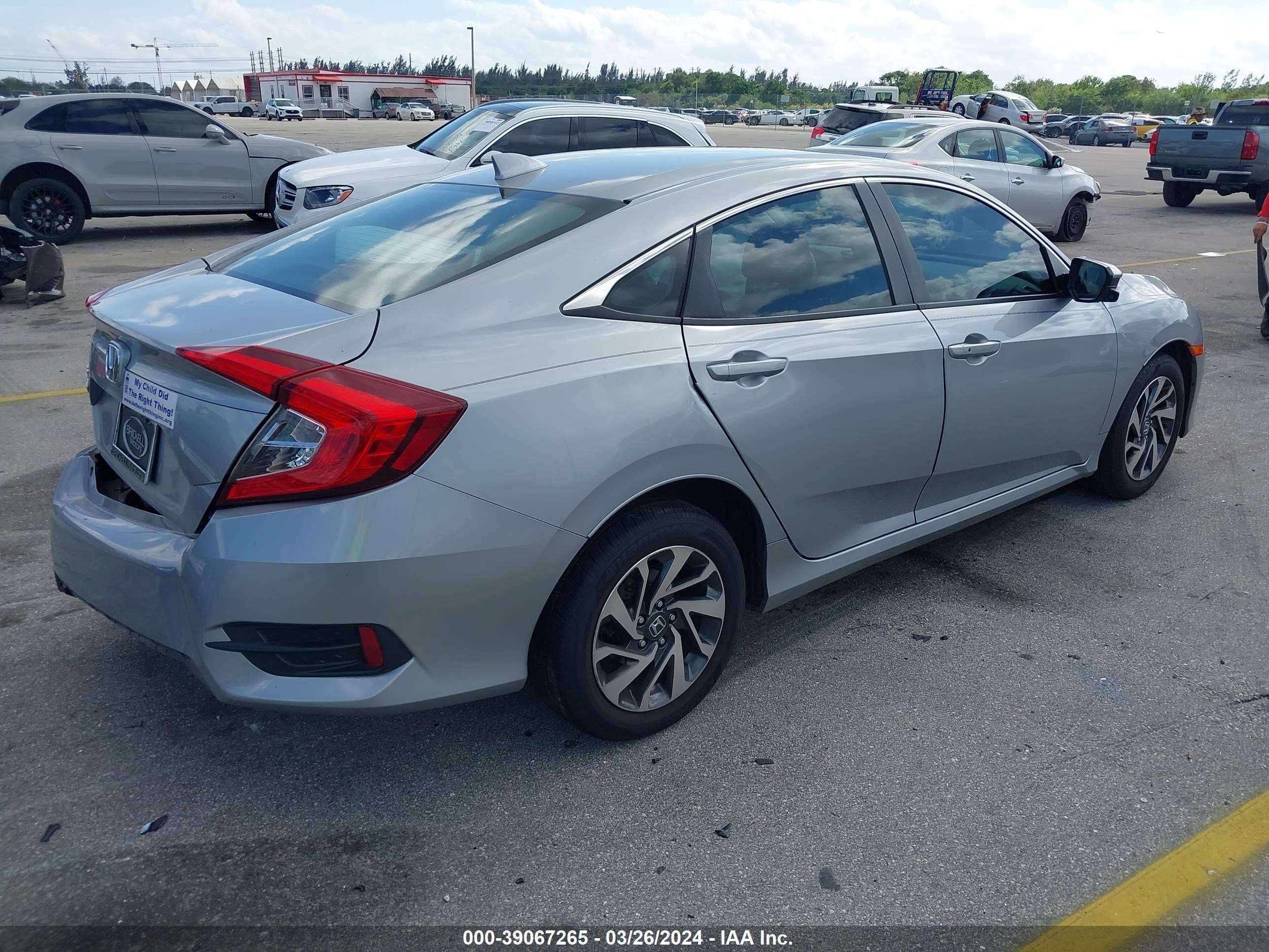 Photo 3 VIN: 2HGFC2F77JH589628 - HONDA CIVIC 