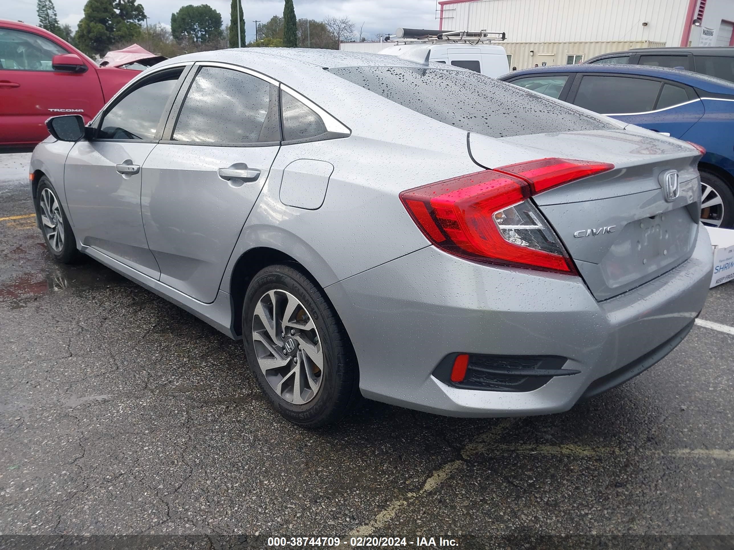 Photo 2 VIN: 2HGFC2F7XHH539767 - HONDA CIVIC 