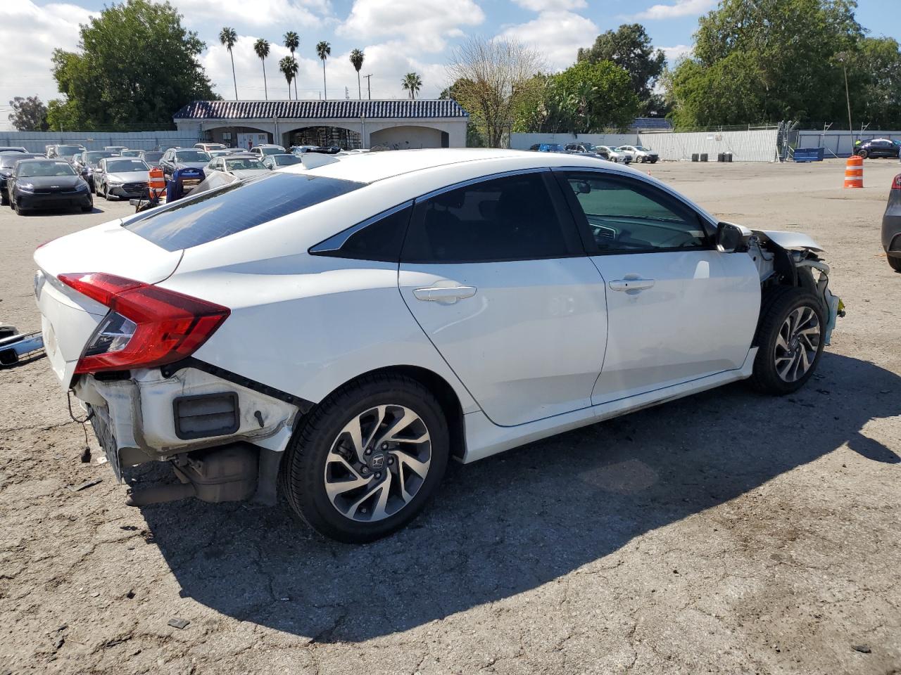 Photo 2 VIN: 2HGFC2F7XJH527088 - HONDA CIVIC 