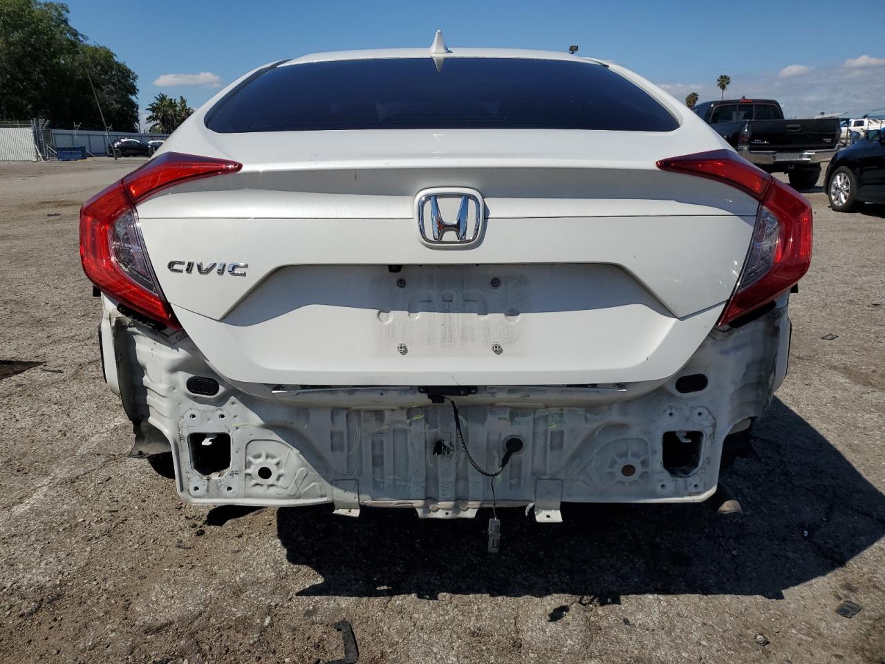 Photo 5 VIN: 2HGFC2F7XJH527088 - HONDA CIVIC 