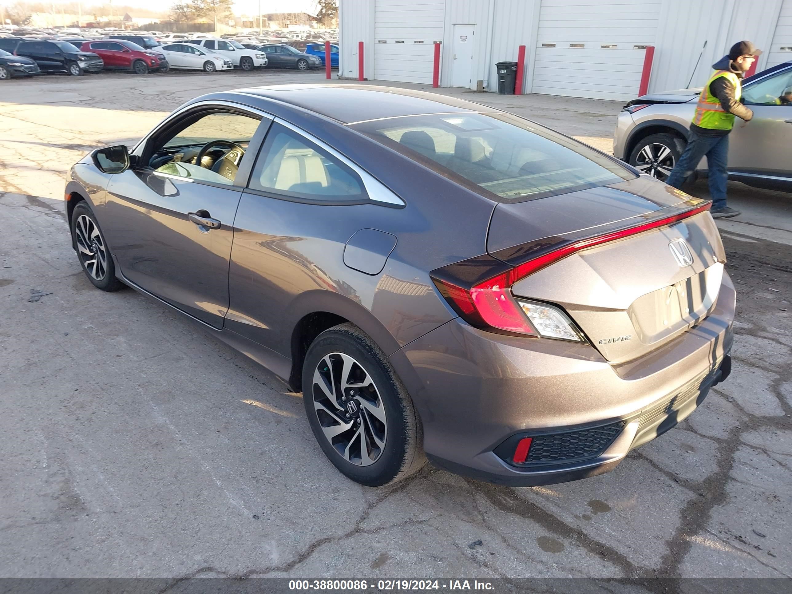 Photo 2 VIN: 2HGFC4B01JH306080 - HONDA CIVIC 