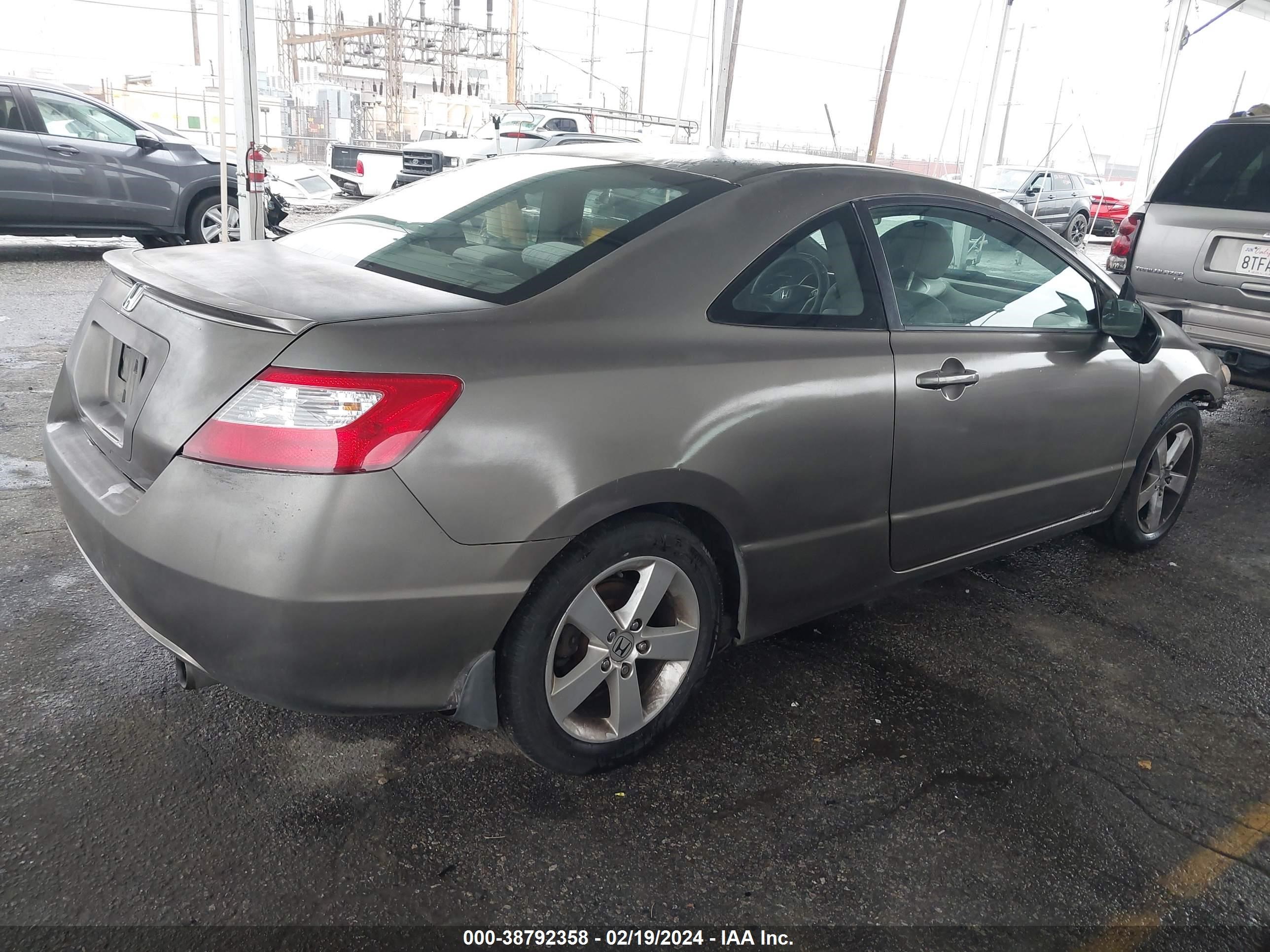 Photo 3 VIN: 2HGFG11828H543584 - HONDA CIVIC 