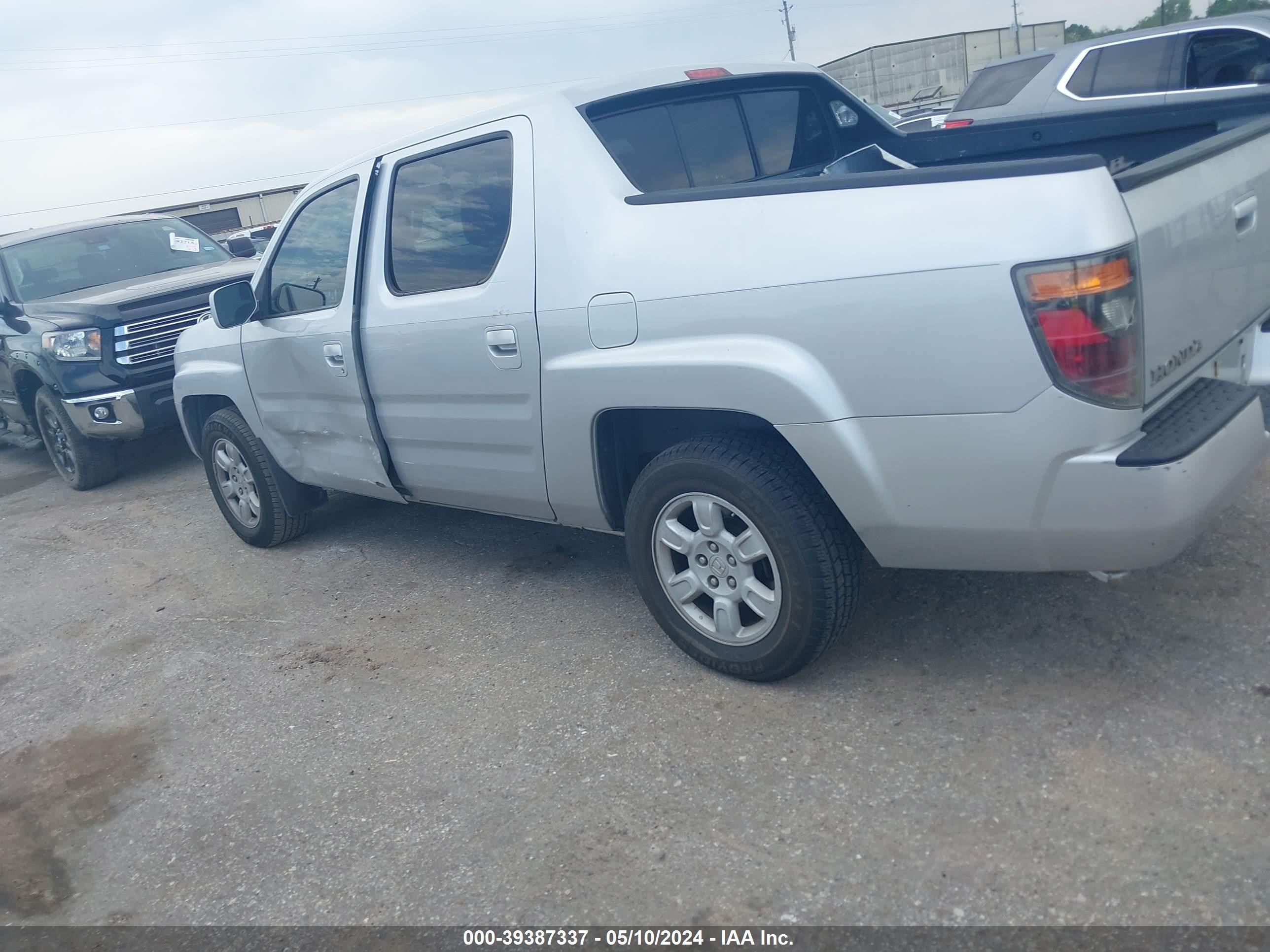 Photo 2 VIN: 2HJYK164X6H570469 - HONDA RIDGELINE 