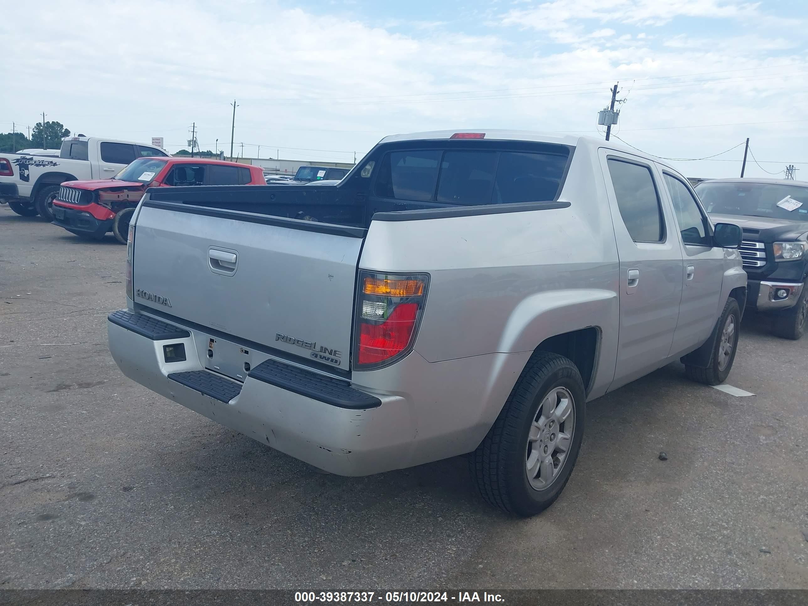 Photo 3 VIN: 2HJYK164X6H570469 - HONDA RIDGELINE 