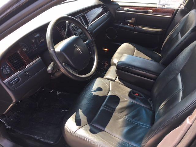 Photo 8 VIN: 2L1FL8JW0BX764466 - LINCOLN TOWN CAR E 