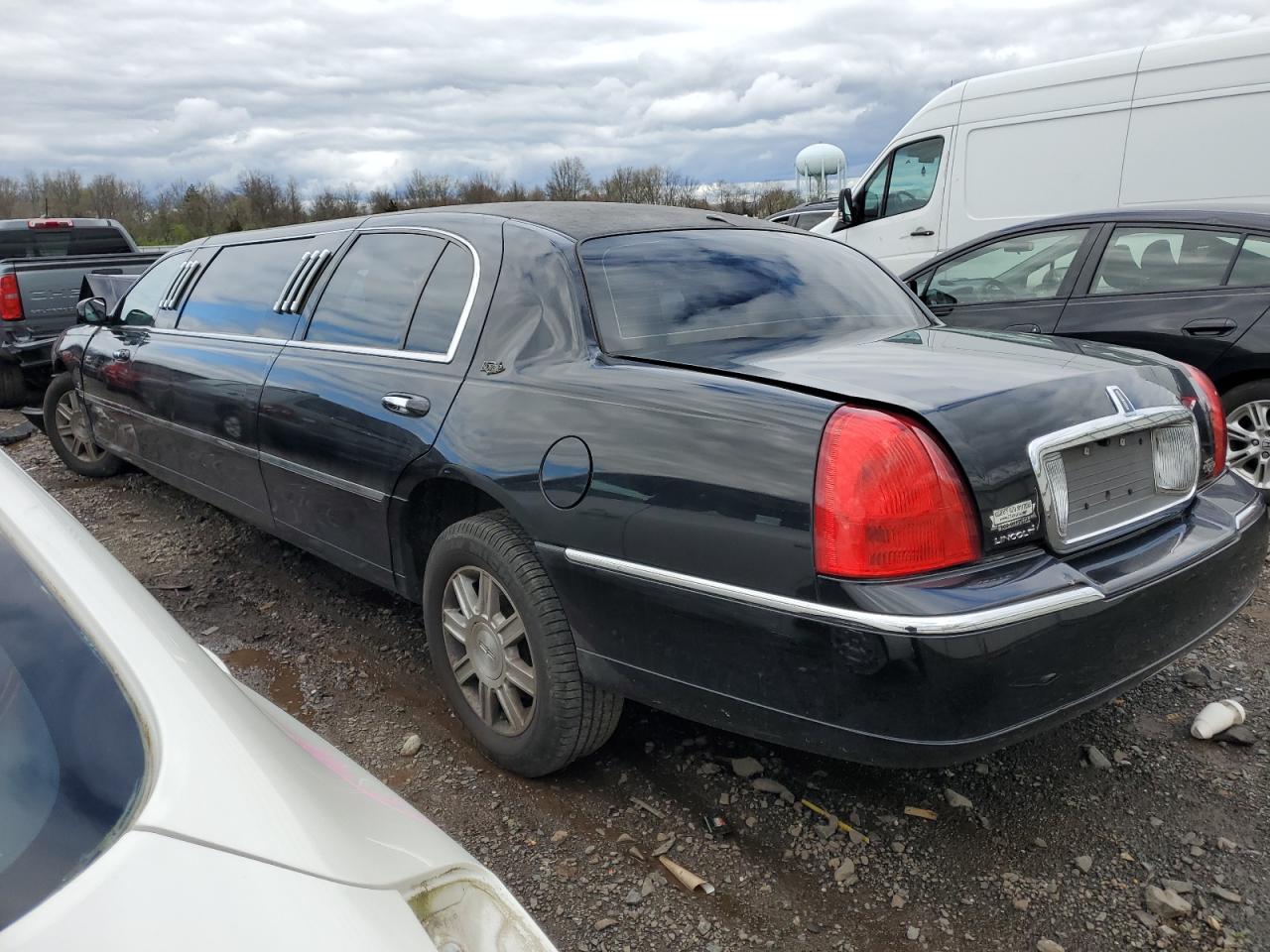 Photo 1 VIN: 2L1FL8JW1BX765738 - LINCOLN TOWN CAR 