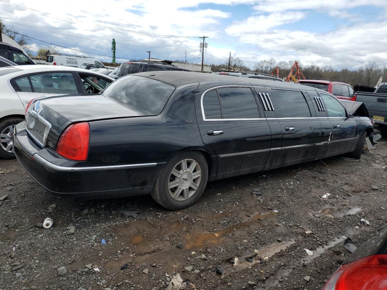 Photo 2 VIN: 2L1FL8JW1BX765738 - LINCOLN TOWN CAR 