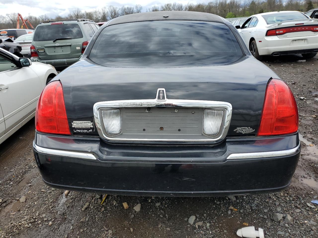 Photo 5 VIN: 2L1FL8JW1BX765738 - LINCOLN TOWN CAR 