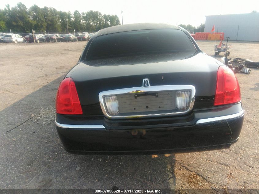 Photo 15 VIN: 2L1FL8JW5BX765662 - LINCOLN TOWN CAR 