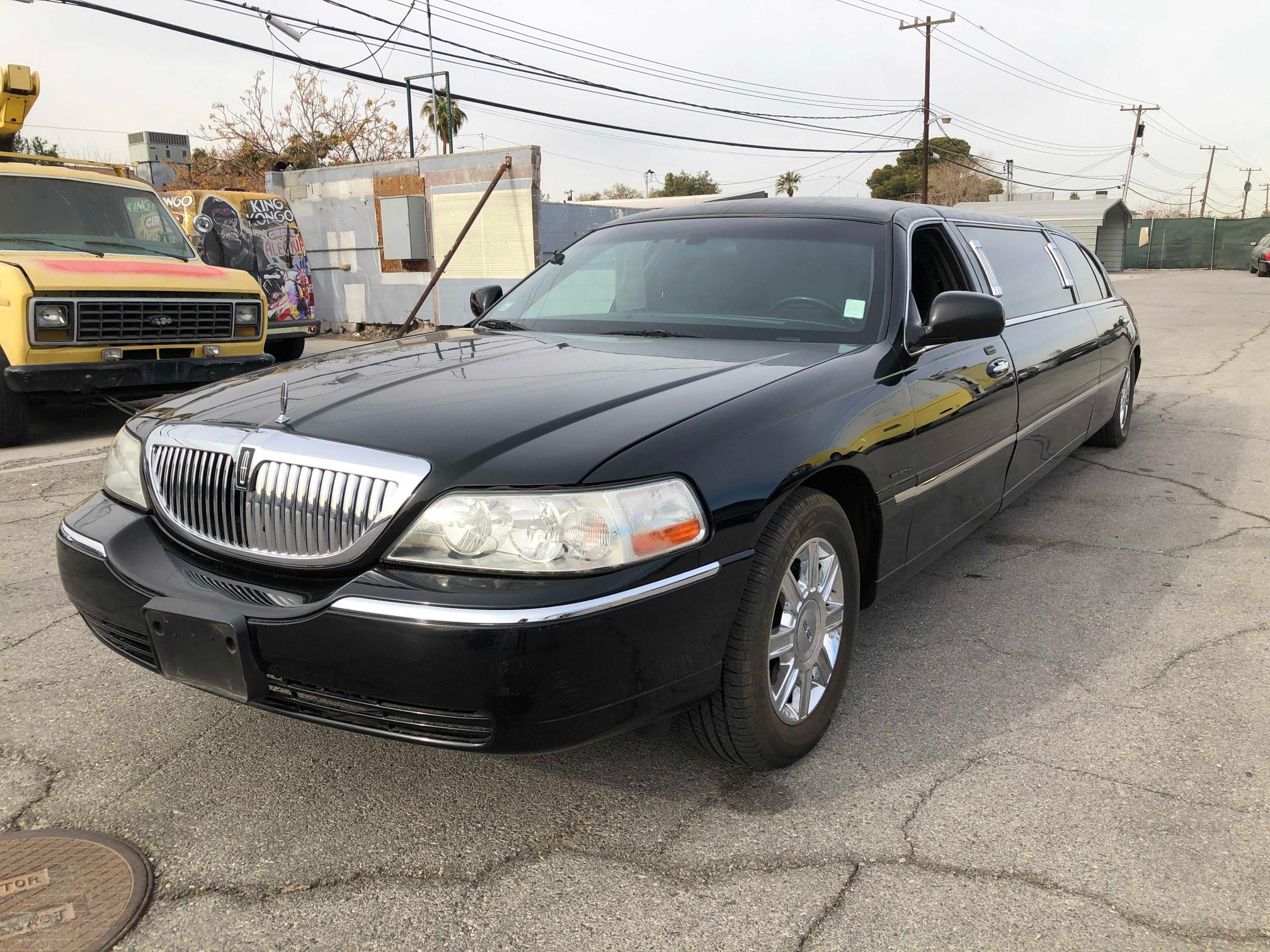 Photo 1 VIN: 2L1FL8JW9AX752850 - LINCOLN TOWN CAR E 