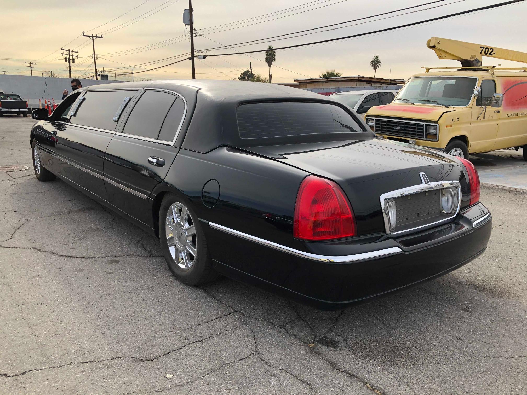 Photo 2 VIN: 2L1FL8JW9AX752850 - LINCOLN TOWN CAR E 