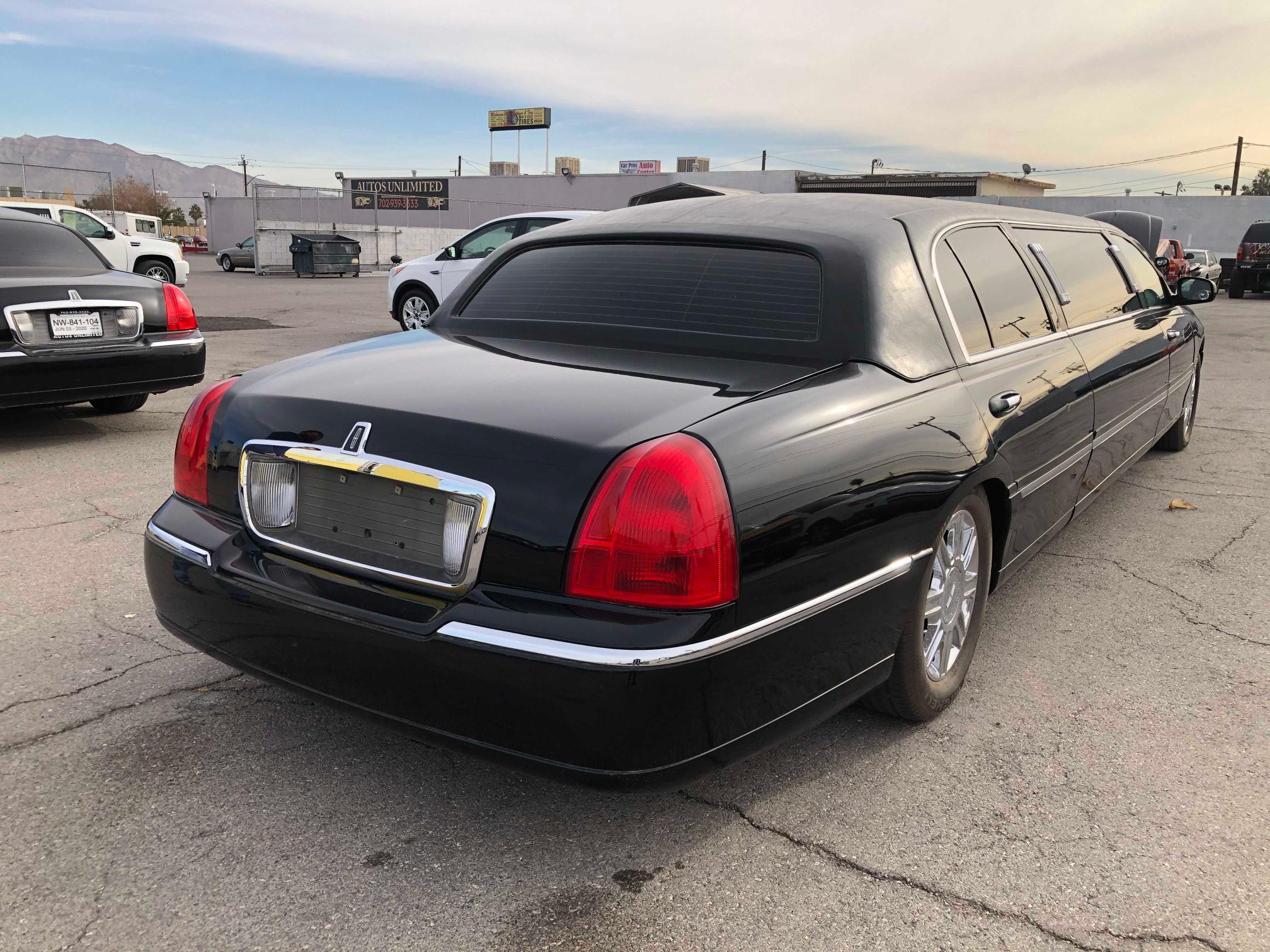 Photo 3 VIN: 2L1FL8JW9AX752850 - LINCOLN TOWN CAR E 