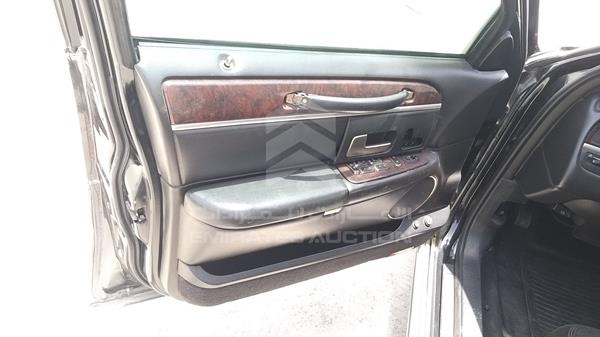 Photo 8 VIN: 2L1FM88W38X657567 - LINCOLN TOWN CAR 