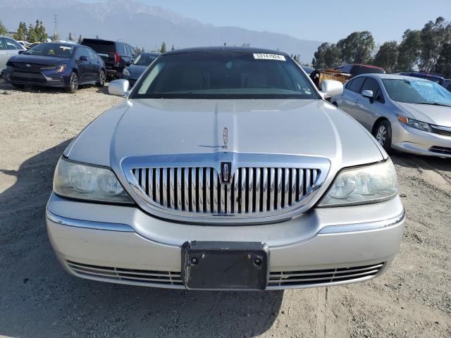 Photo 4 VIN: 2L1FM88W59X633398 - LINCOLN TOWN CAR E 