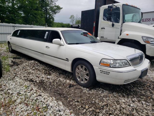 Photo 3 VIN: 2L1FM88W98X659548 - LINCOLN TOWN CAR E 