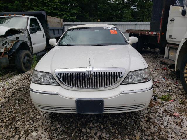 Photo 4 VIN: 2L1FM88W98X659548 - LINCOLN TOWN CAR E 