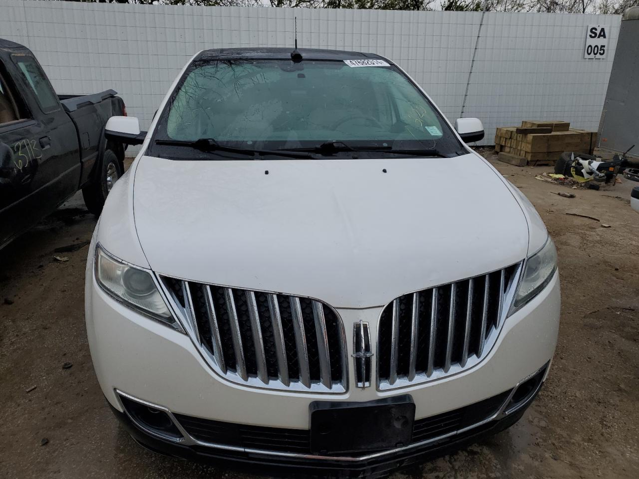 Photo 4 VIN: 2LMDJ6JK3BBJ20801 - LINCOLN MKX 