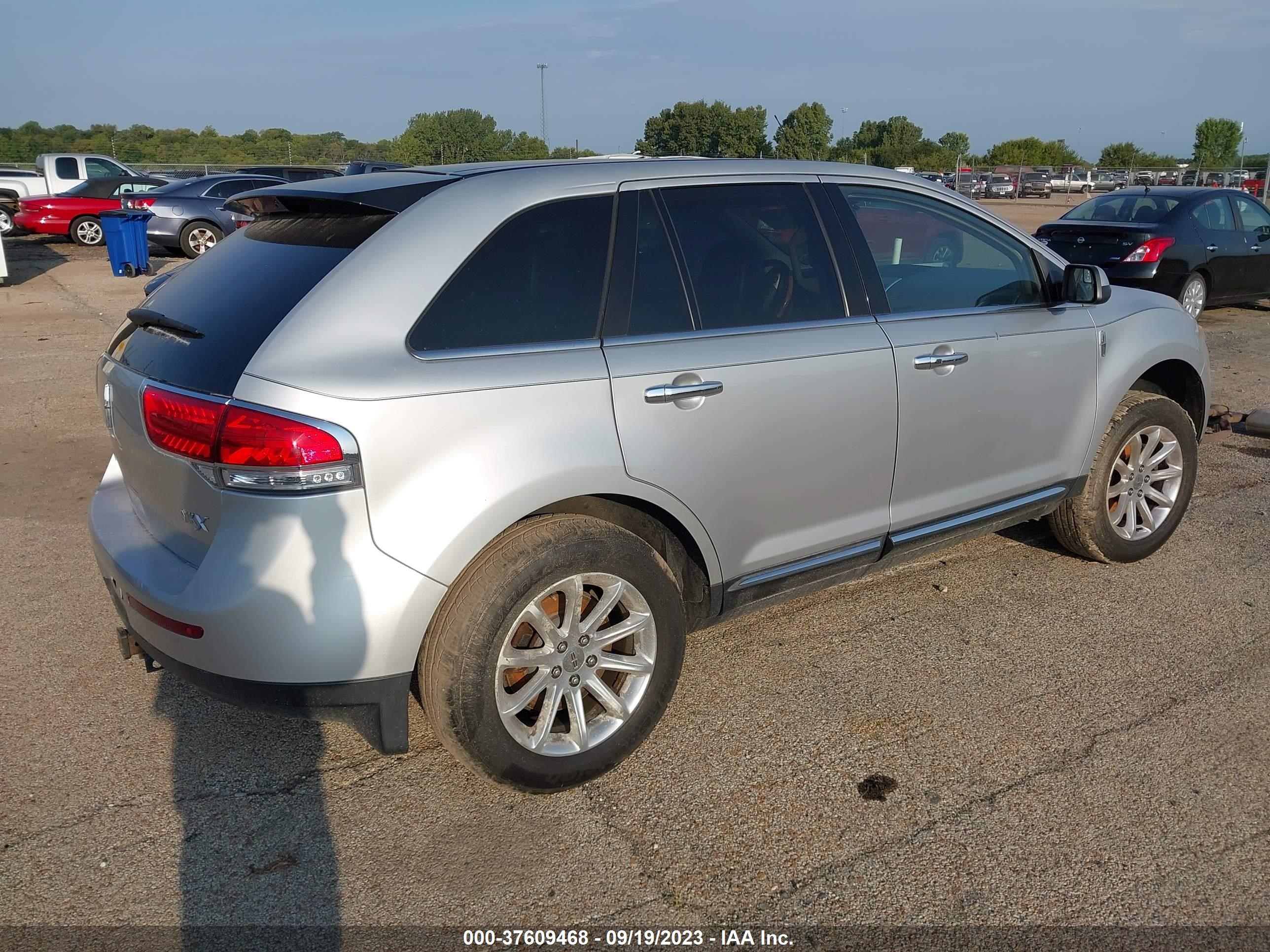 Photo 3 VIN: 2LMDJ6JK8BBJ21880 - LINCOLN MKX 