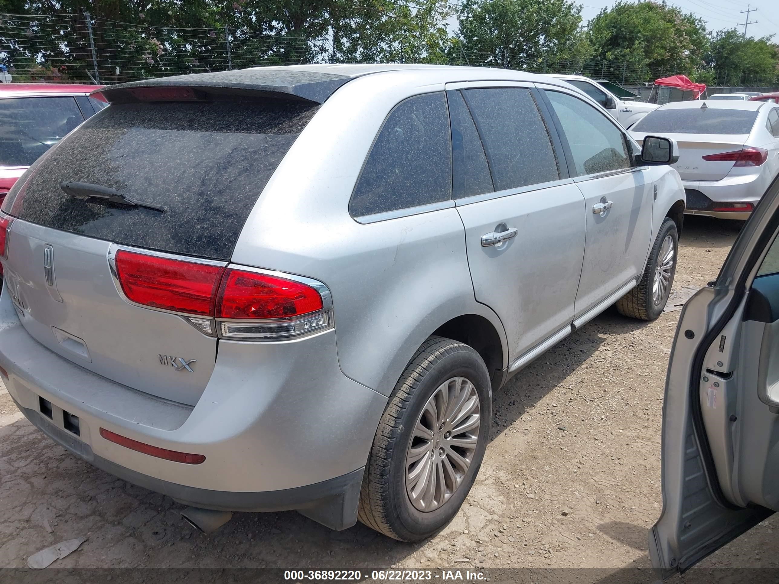 Photo 3 VIN: 2LMDJ6JKXBBJ03008 - LINCOLN MKX 