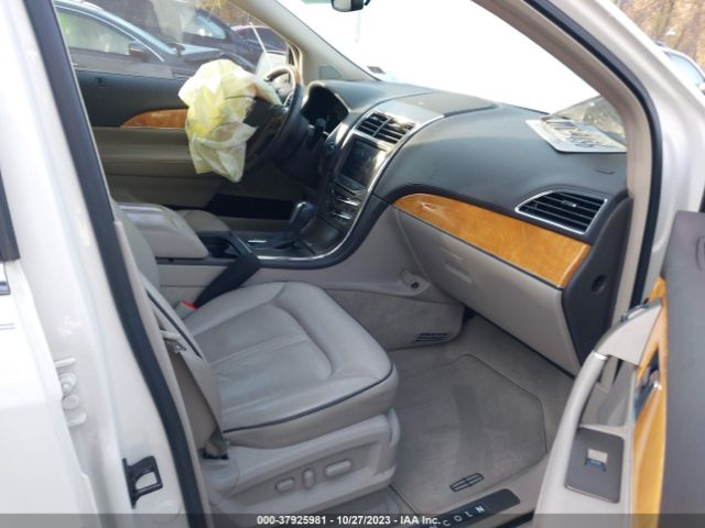 Photo 4 VIN: 2LMDJ6JKXCBL11908 - LINCOLN MKX 