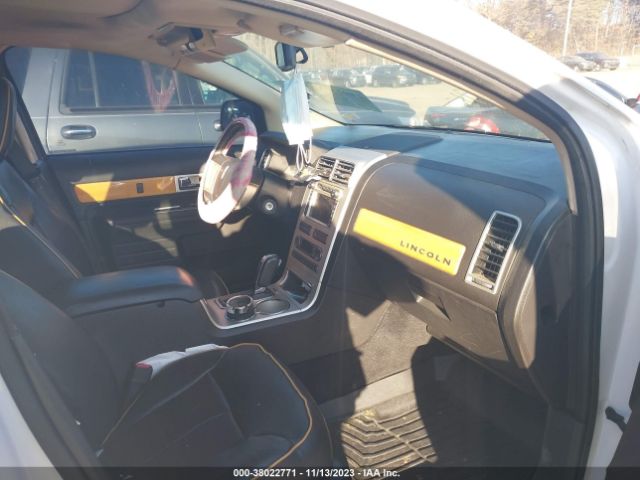 Photo 4 VIN: 2LMDJ8JC2ABJ05466 - LINCOLN MKX 