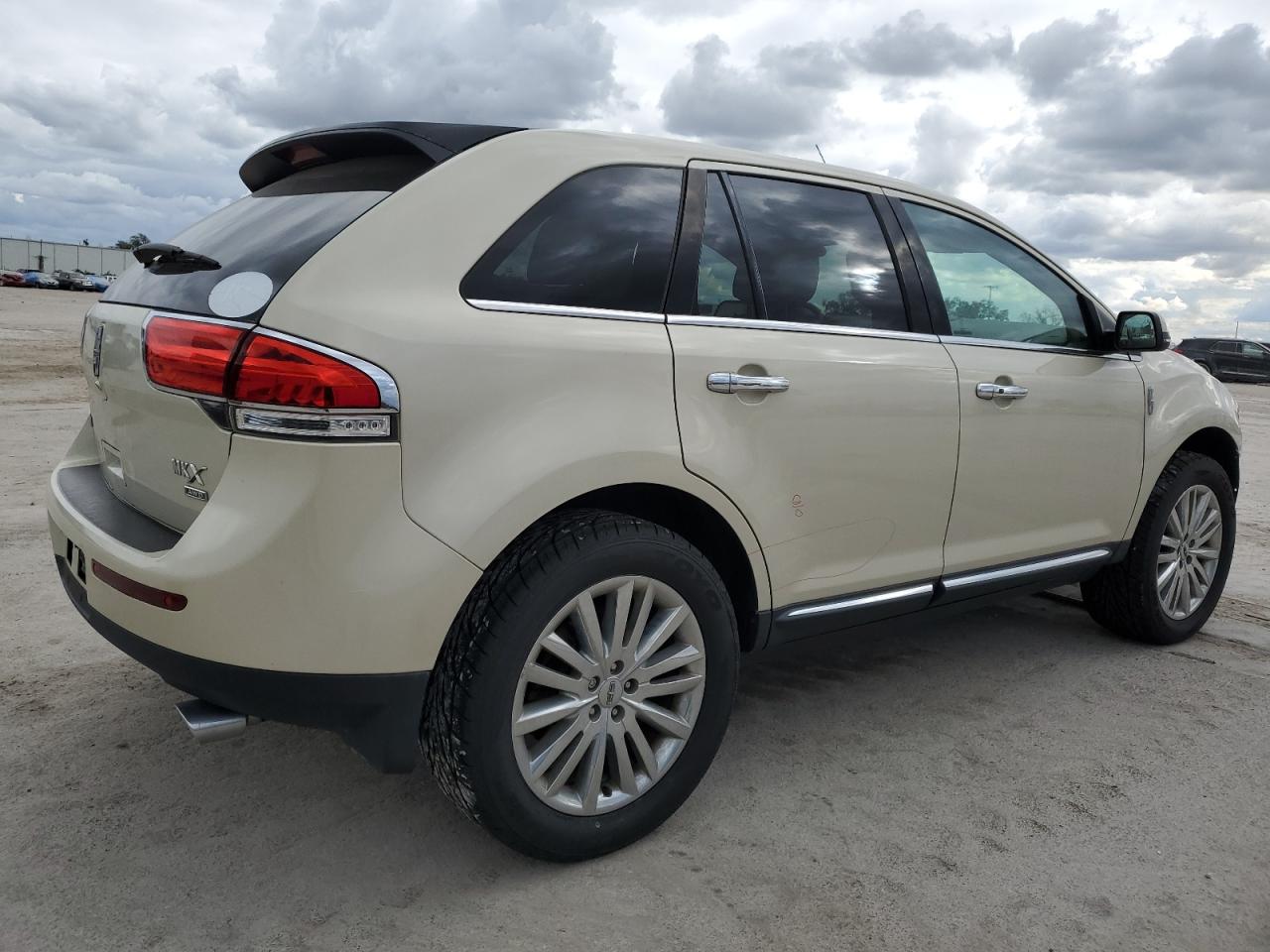 Photo 2 VIN: 2LMDJ8JKXFBL33889 - LINCOLN MKX 