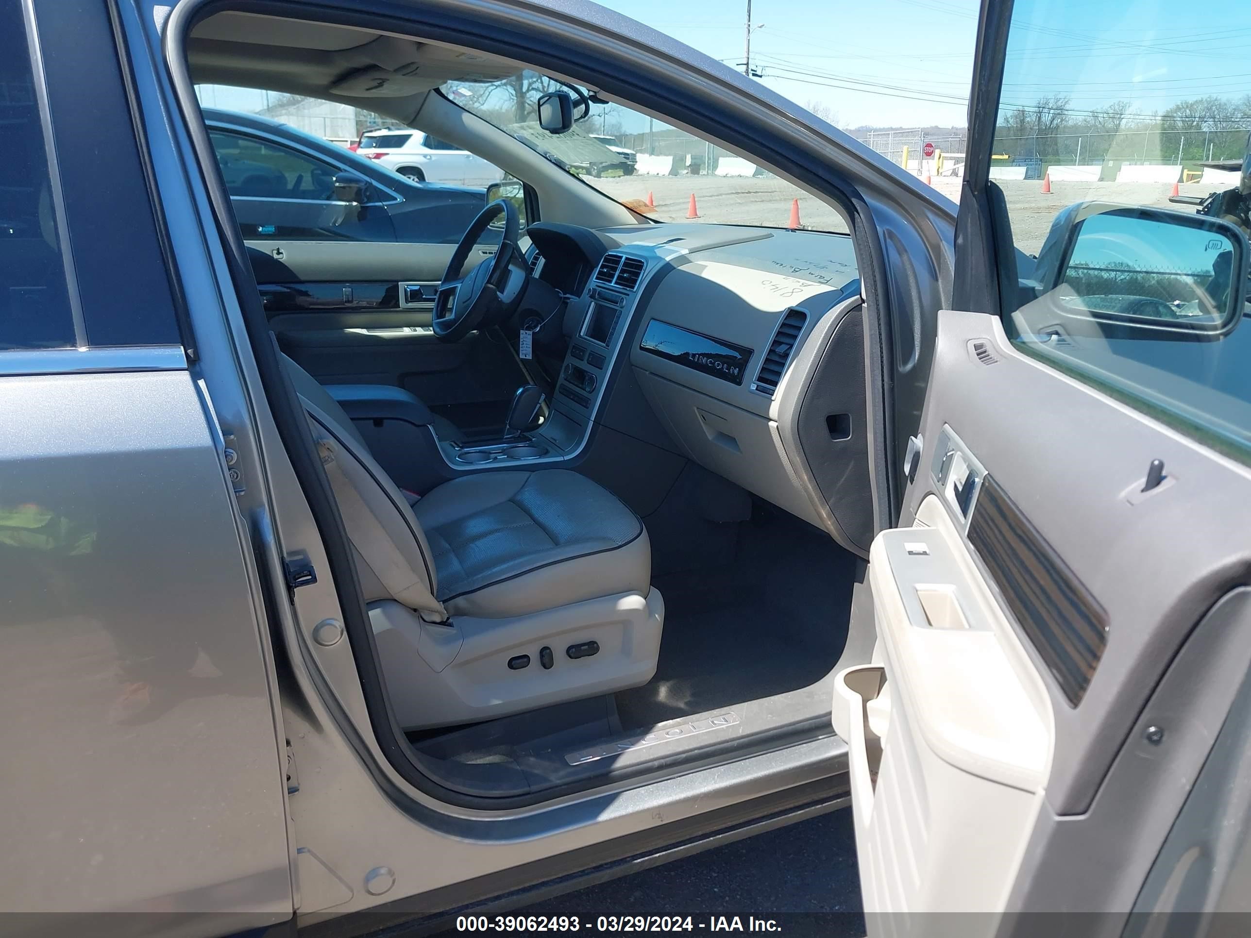 Photo 4 VIN: 2LMDU68C08BJ38056 - LINCOLN MKX 