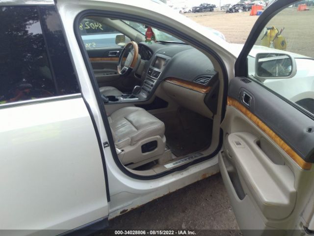 Photo 4 VIN: 2LMHJ5AR2ABJ28153 - LINCOLN MKT 