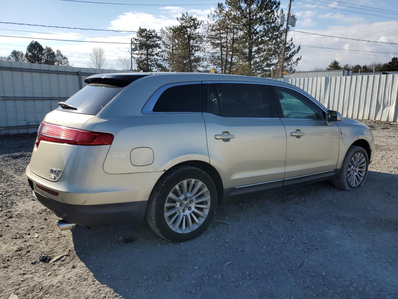 Photo 2 VIN: 2LMHJ5AR3ABJ28016 - LINCOLN MKT 