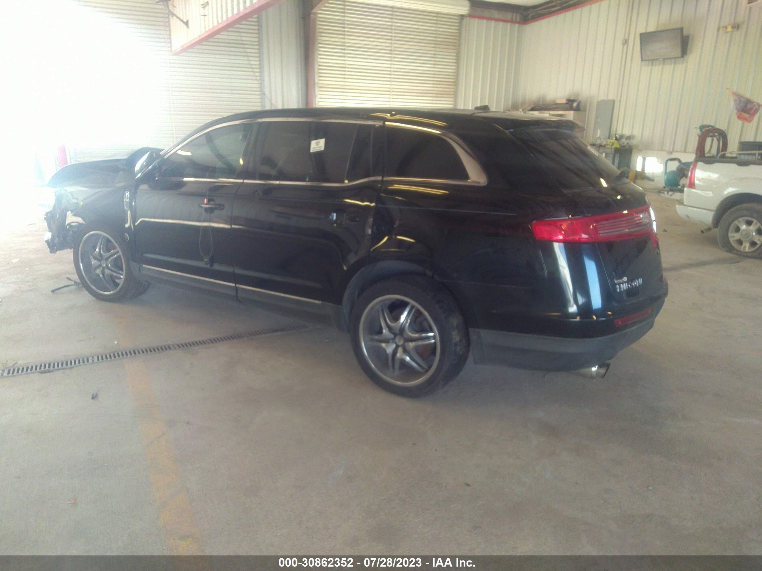 Photo 2 VIN: 2LMHJ5AT0CBL52388 - LINCOLN MKT 