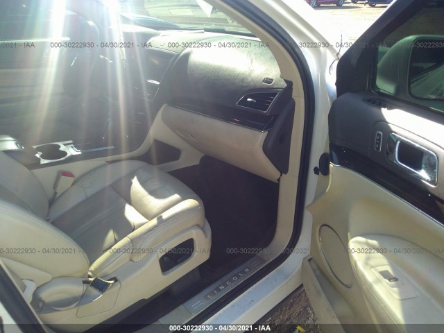 Photo 4 VIN: 2LMHJ5AT0DBL54174 - LINCOLN MKT 