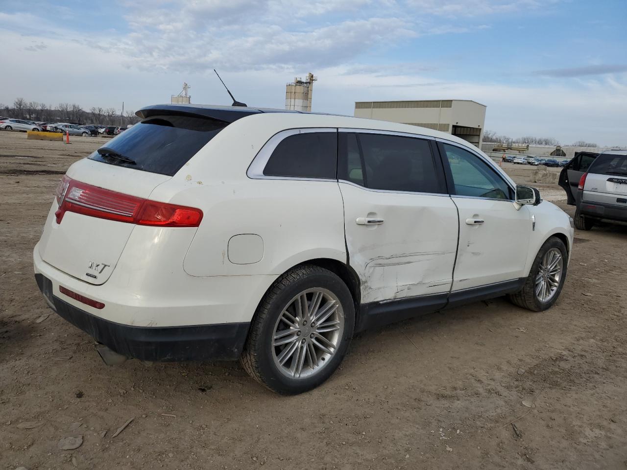 Photo 2 VIN: 2LMHJ5AT1DBL57634 - LINCOLN MKT 