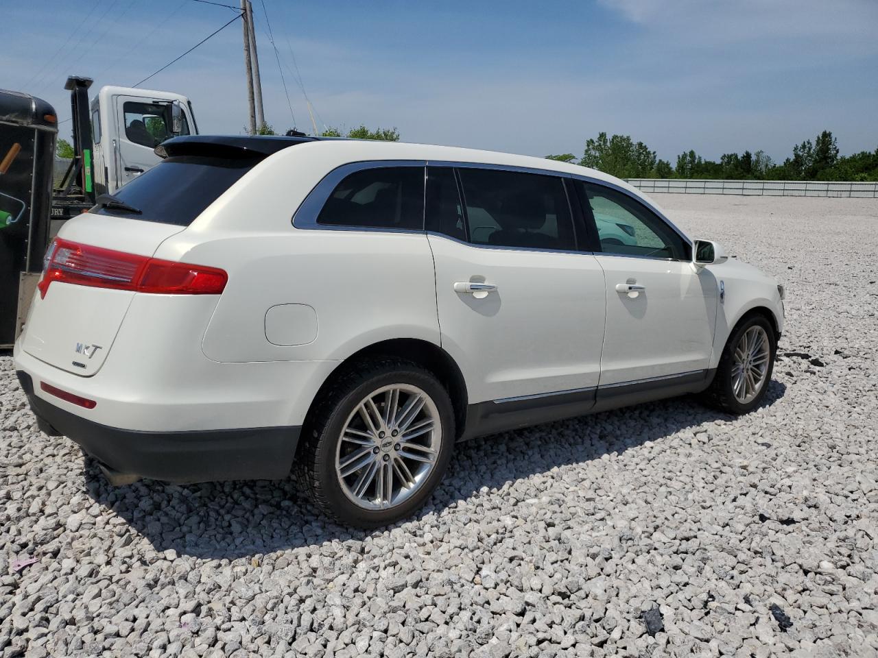 Photo 2 VIN: 2LMHJ5AT2DBL51325 - LINCOLN MKT 