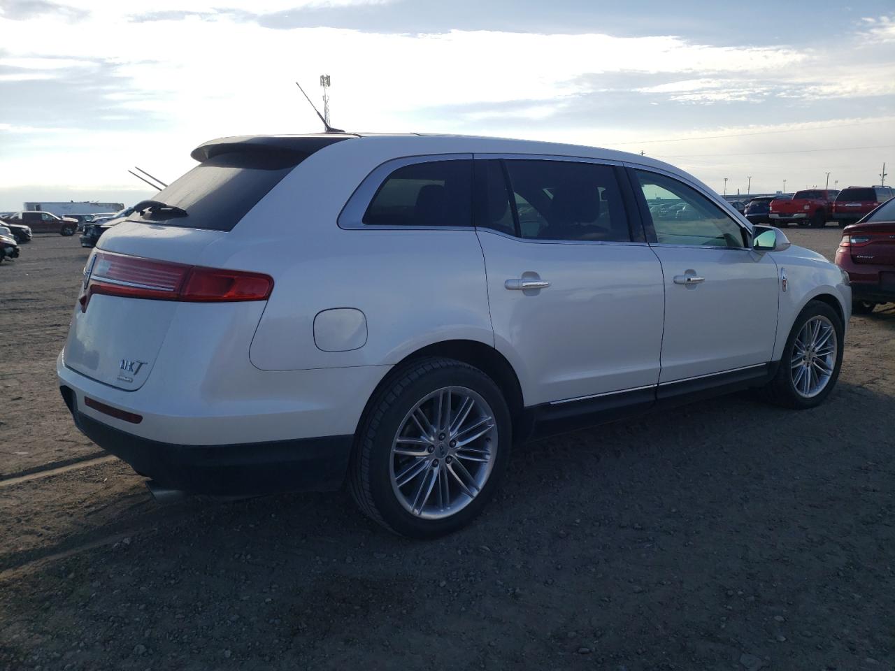 Photo 2 VIN: 2LMHJ5AT2DBL53592 - LINCOLN MKT 