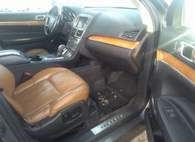 Photo 4 VIN: 2LMHJ5AT4ABJ10359 - LINCOLN MKT 