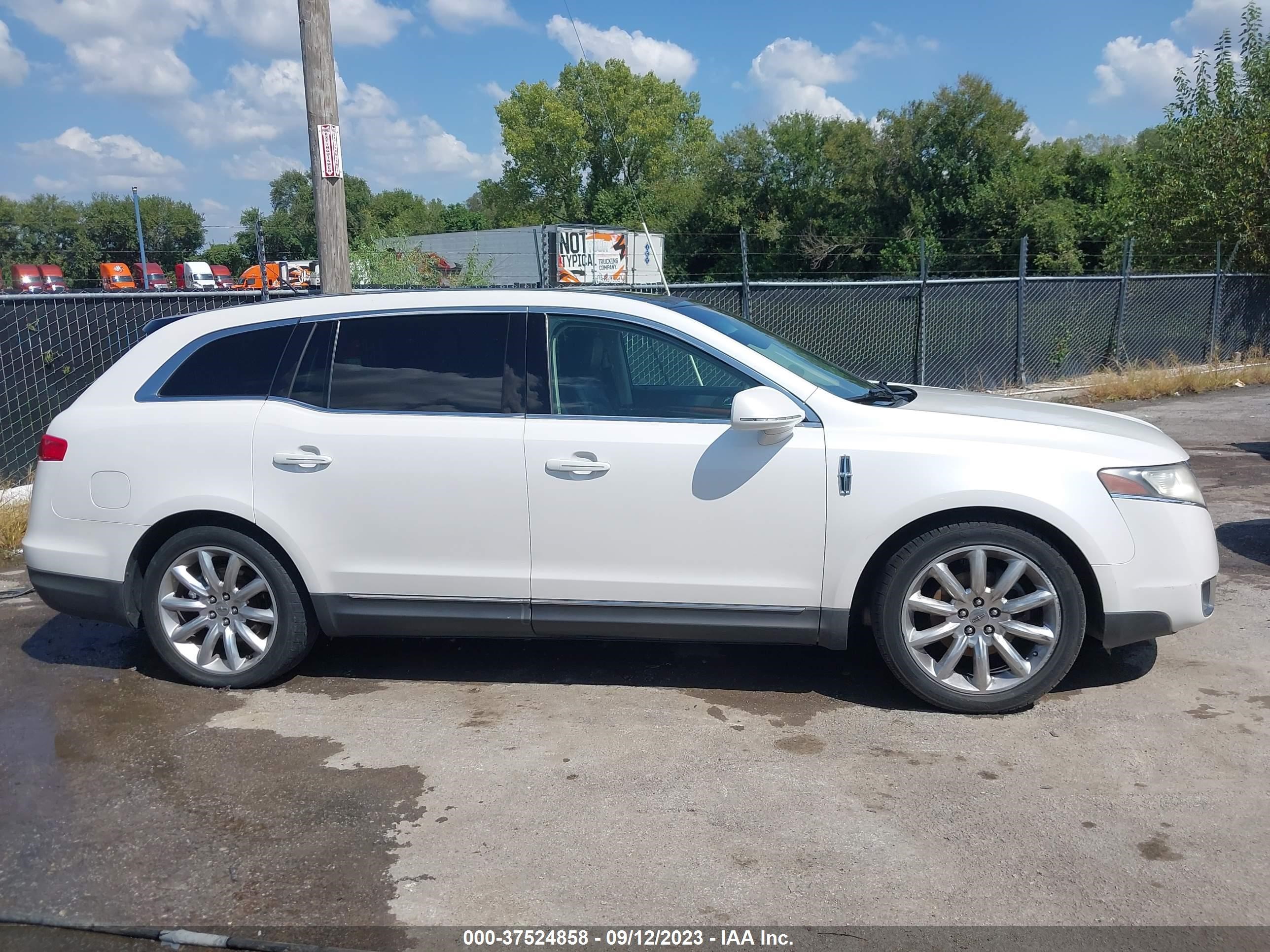 Photo 12 VIN: 2LMHJ5FR1BBJ54236 - LINCOLN MKT 