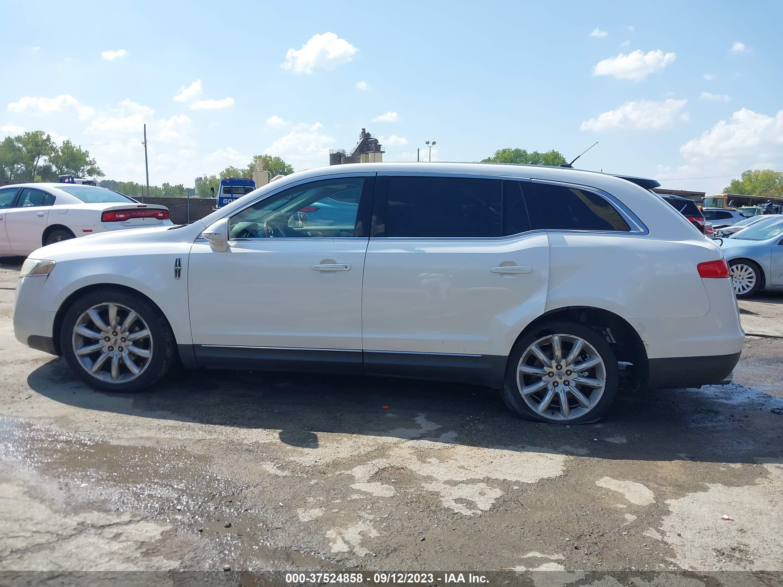 Photo 13 VIN: 2LMHJ5FR1BBJ54236 - LINCOLN MKT 