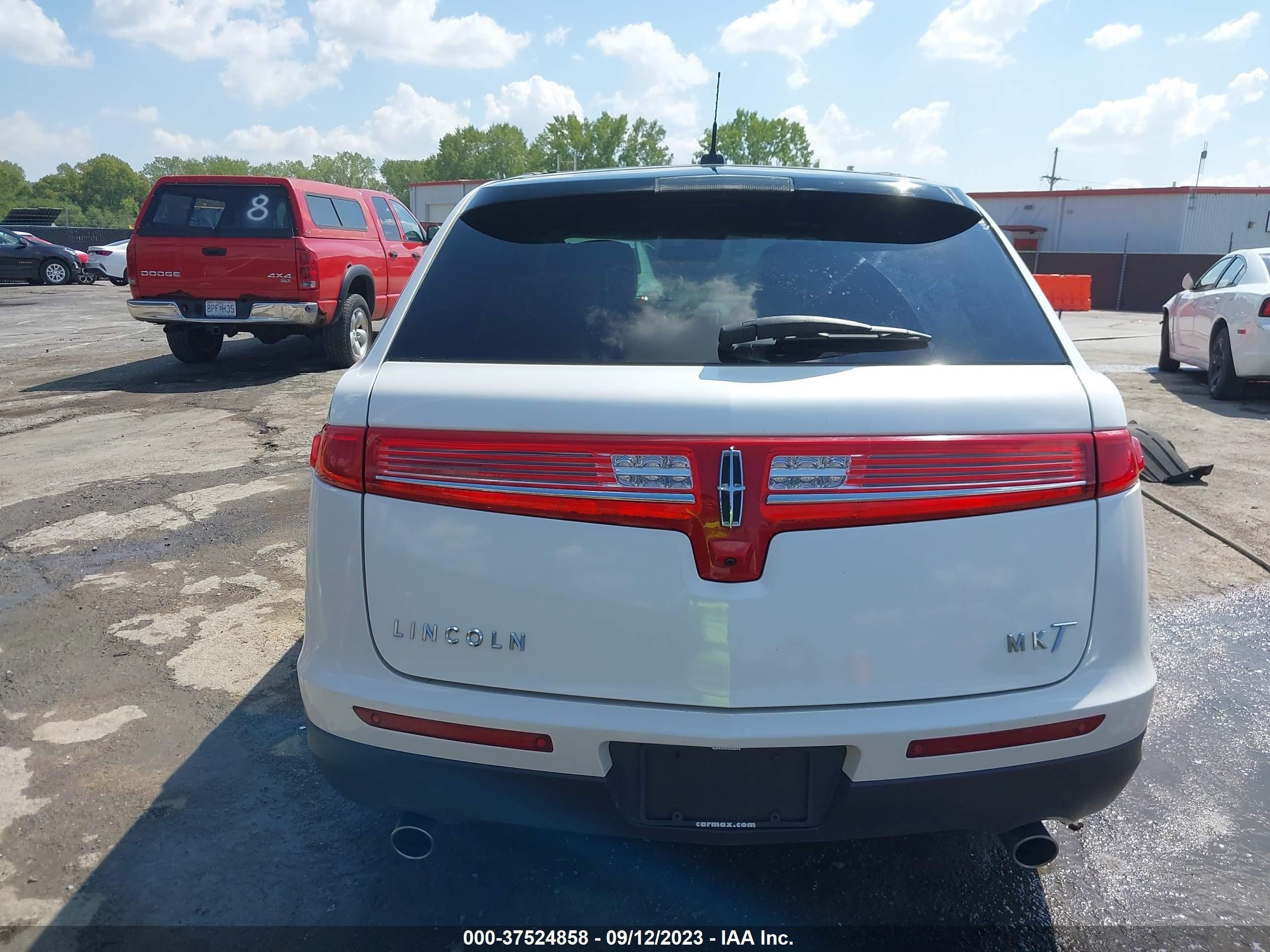 Photo 15 VIN: 2LMHJ5FR1BBJ54236 - LINCOLN MKT 