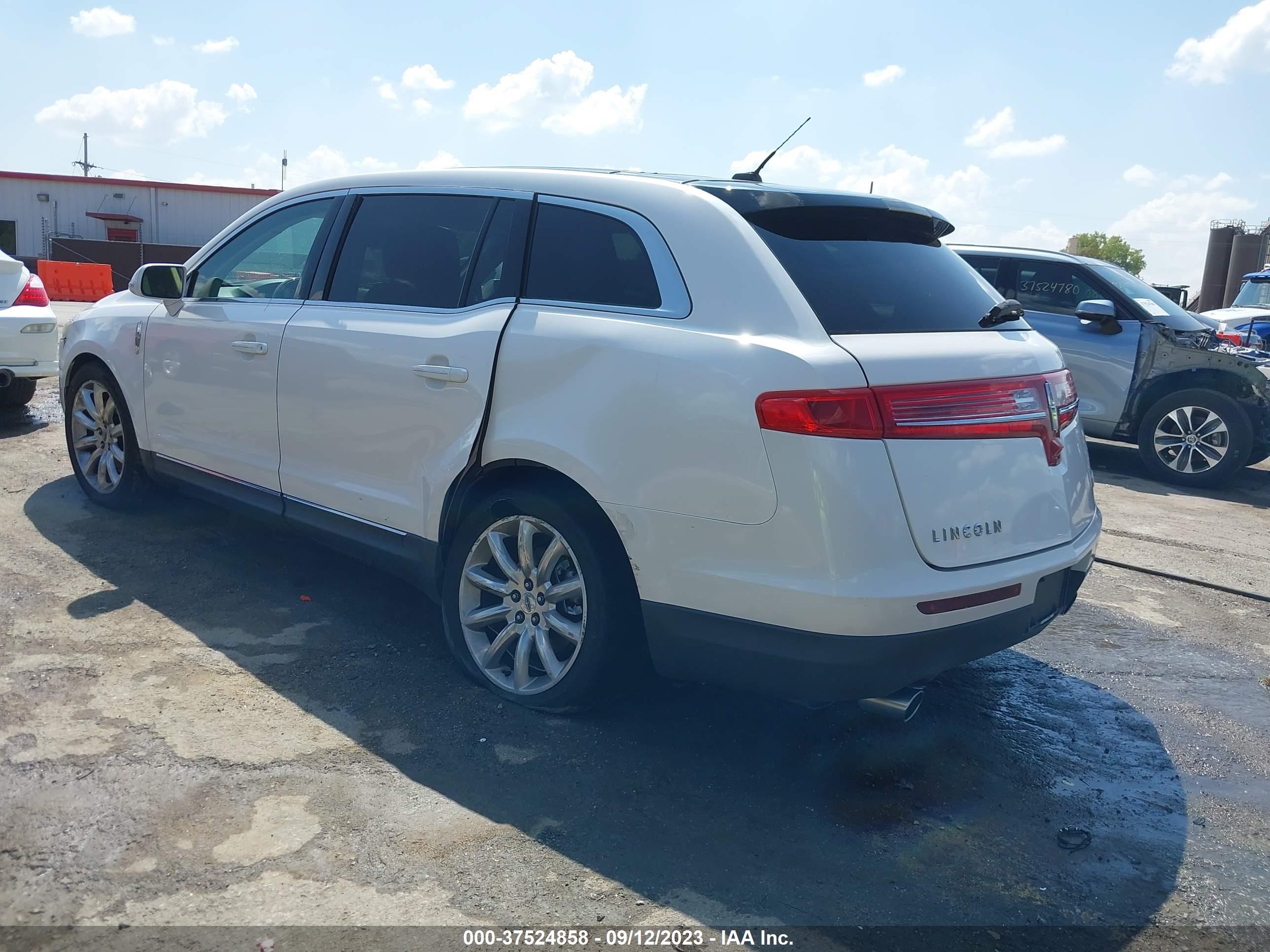 Photo 2 VIN: 2LMHJ5FR1BBJ54236 - LINCOLN MKT 