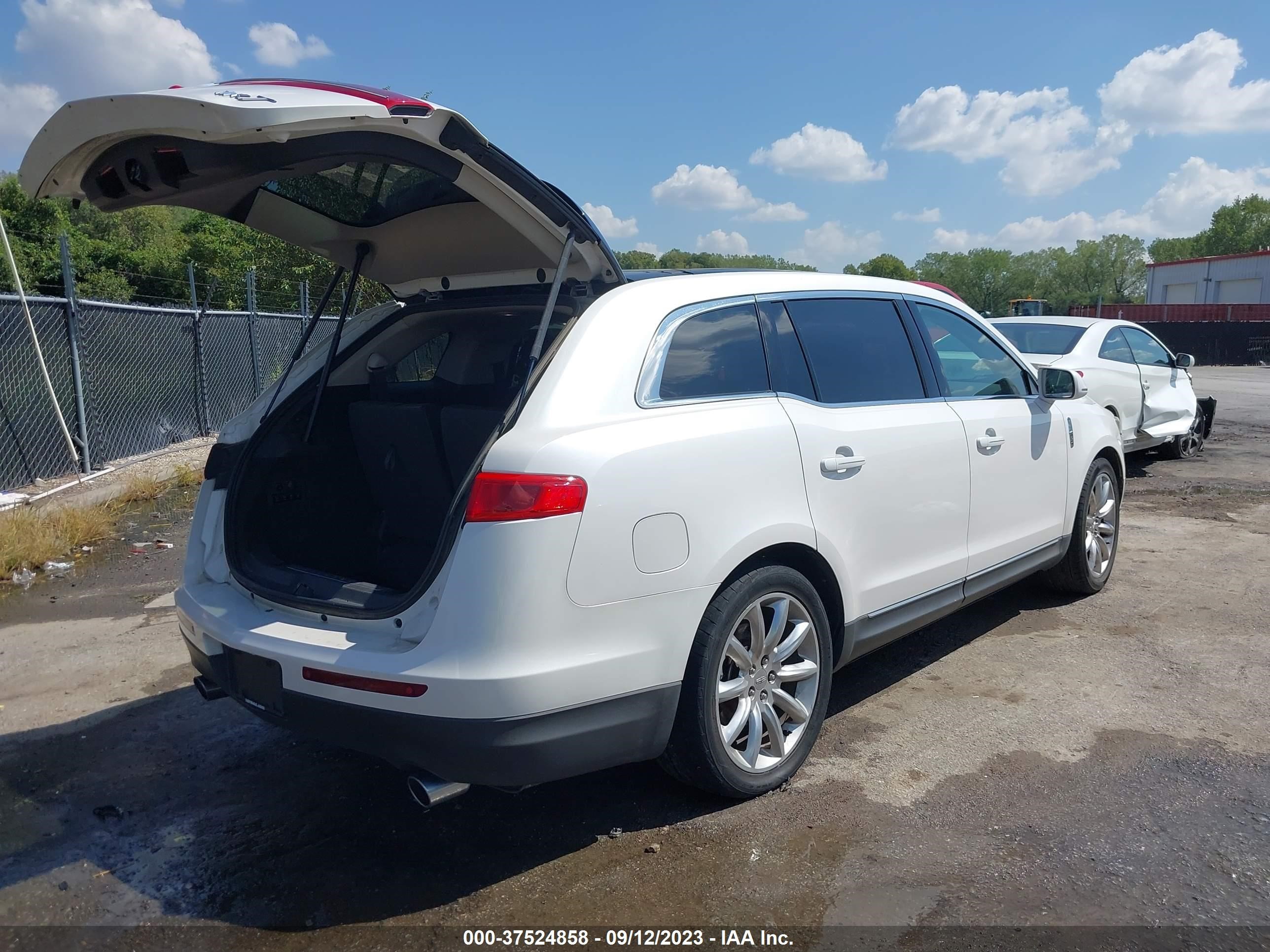 Photo 3 VIN: 2LMHJ5FR1BBJ54236 - LINCOLN MKT 