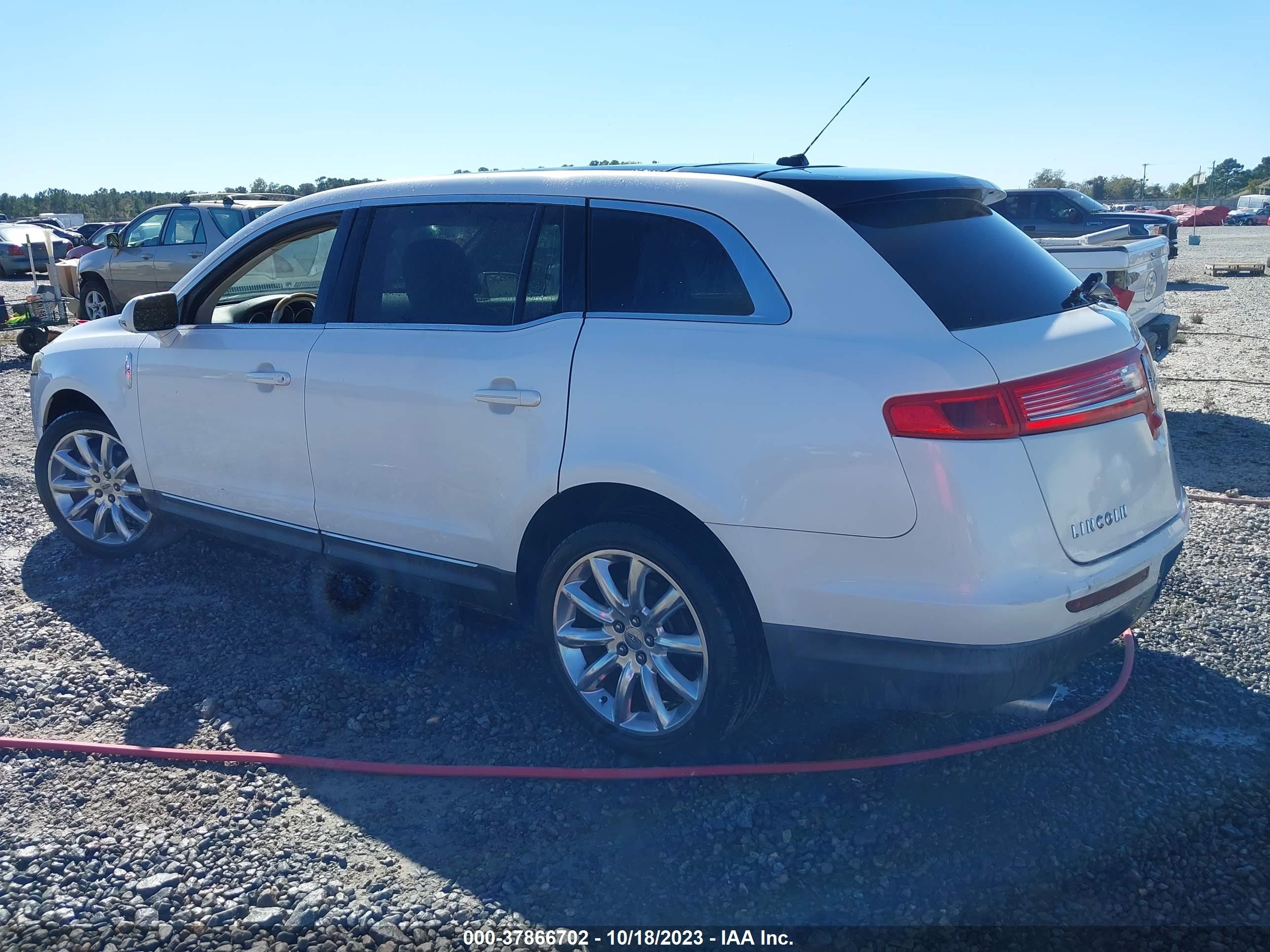 Photo 2 VIN: 2LMHJ5FR9ABJ06093 - LINCOLN MKT 