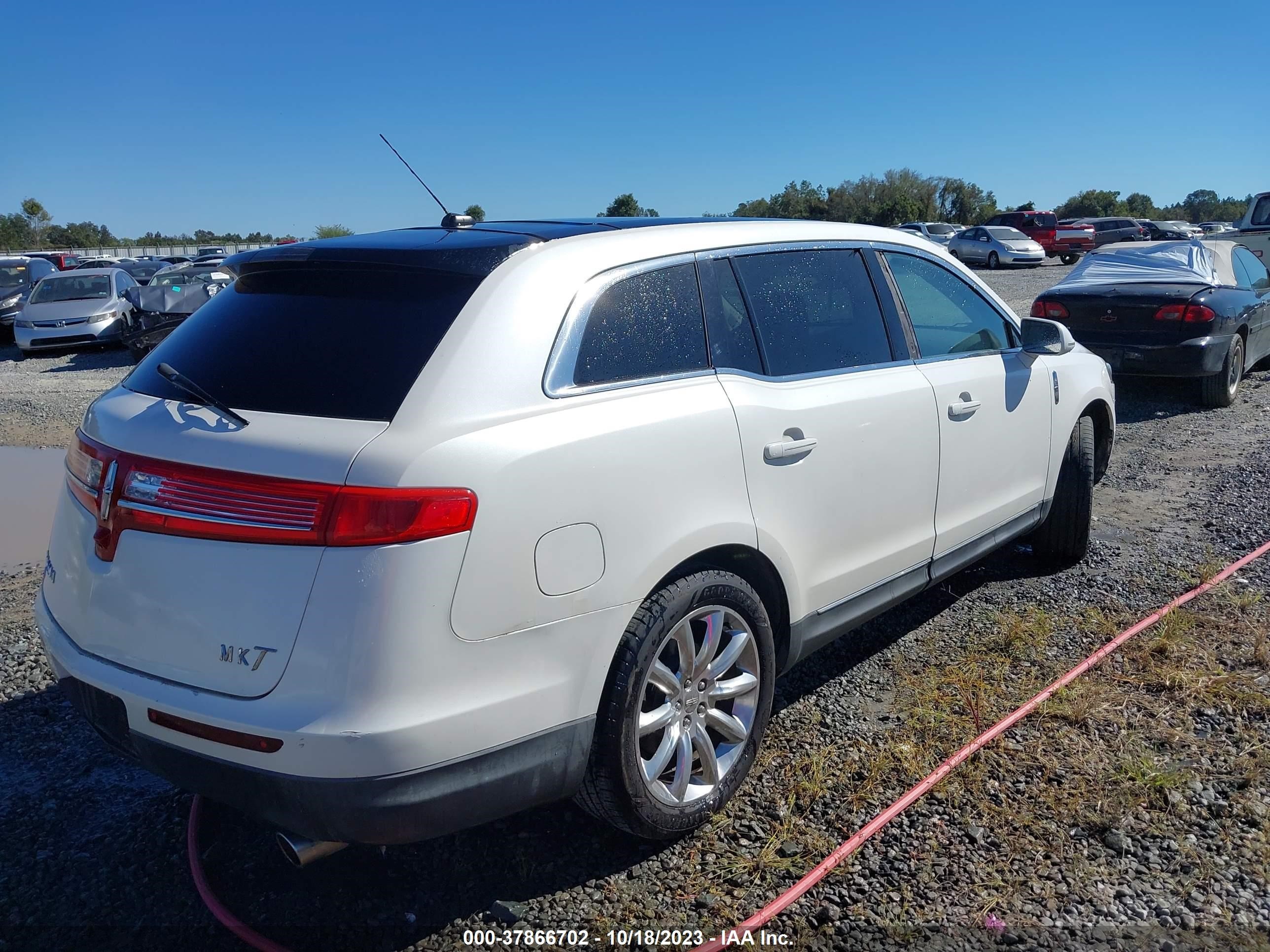 Photo 3 VIN: 2LMHJ5FR9ABJ06093 - LINCOLN MKT 