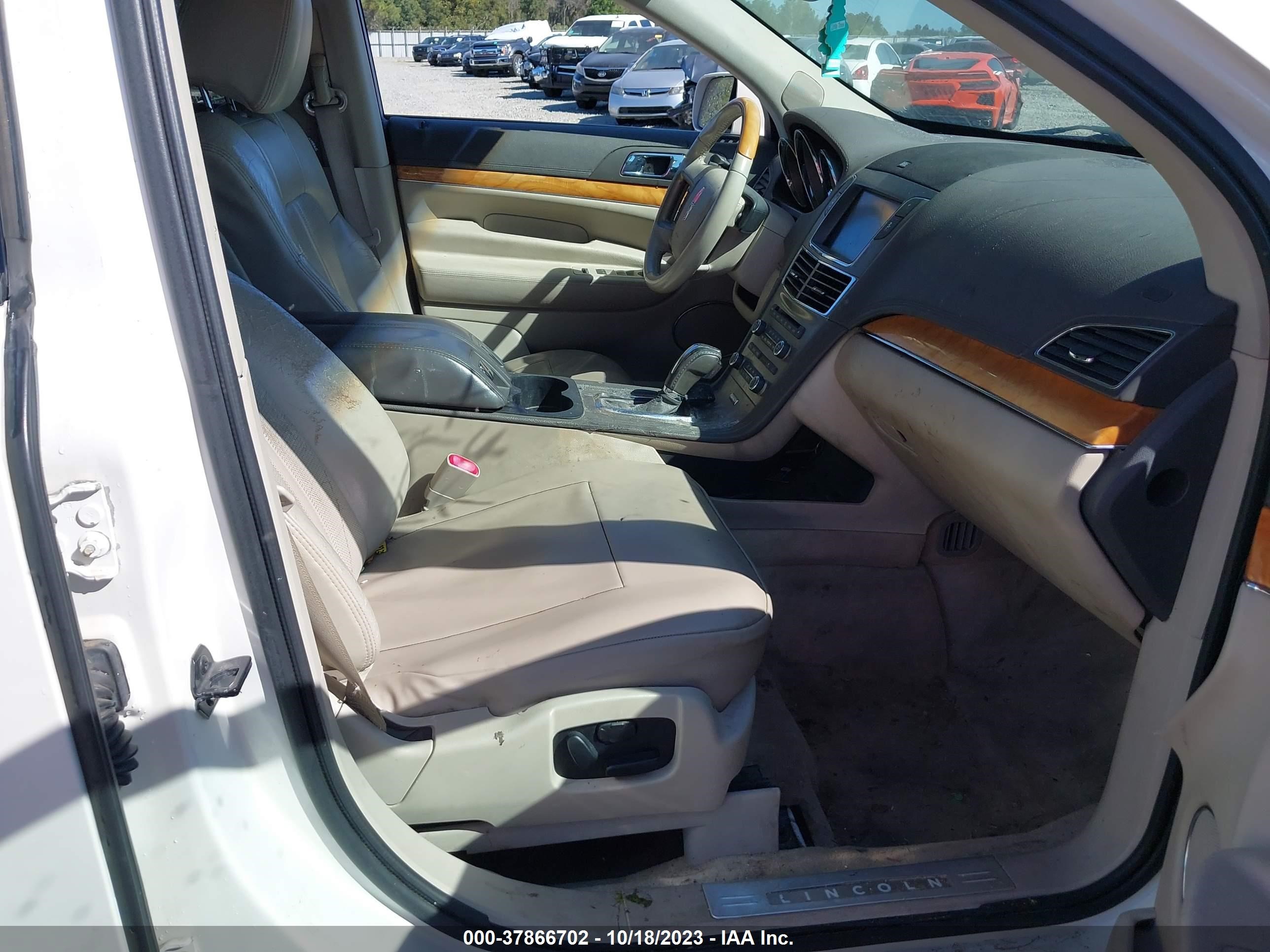 Photo 4 VIN: 2LMHJ5FR9ABJ06093 - LINCOLN MKT 