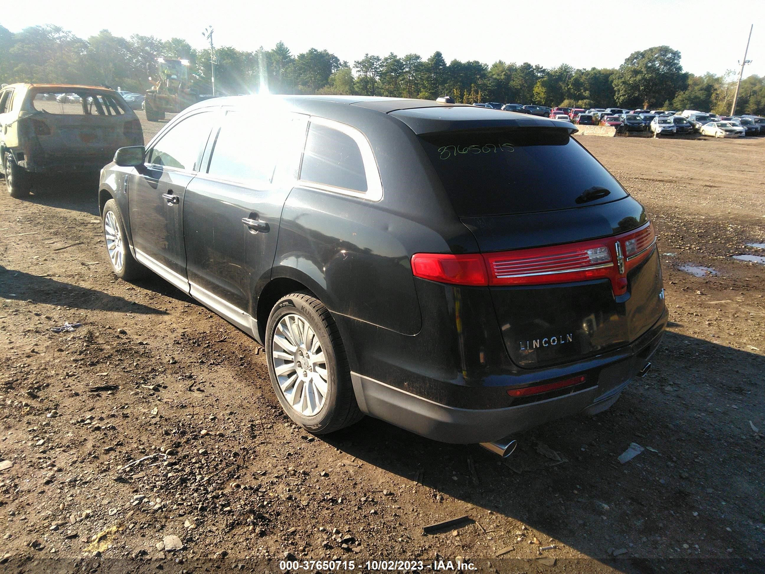 Photo 2 VIN: 2LMHJ5FR9BBJ50015 - LINCOLN MKT 