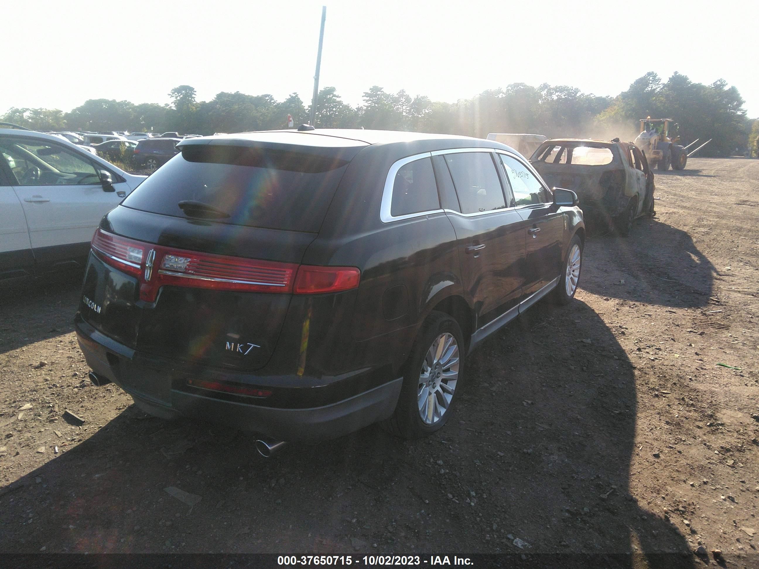 Photo 3 VIN: 2LMHJ5FR9BBJ50015 - LINCOLN MKT 